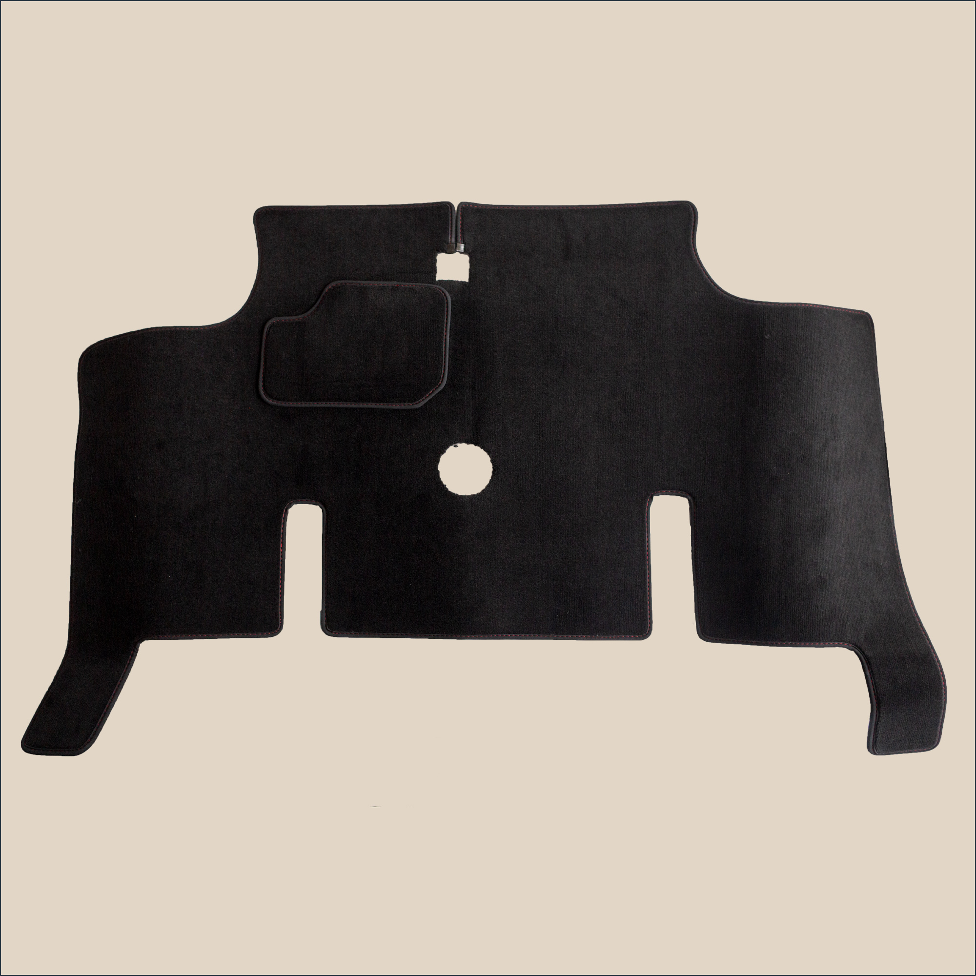 tapis avant dauphine surpiqure rouge