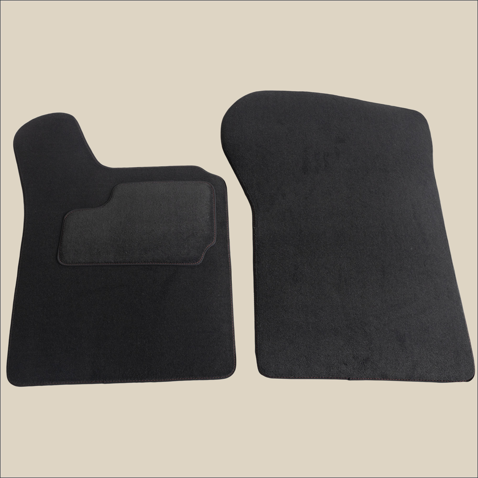 tapis surpiqure rouge avant peugeot 104