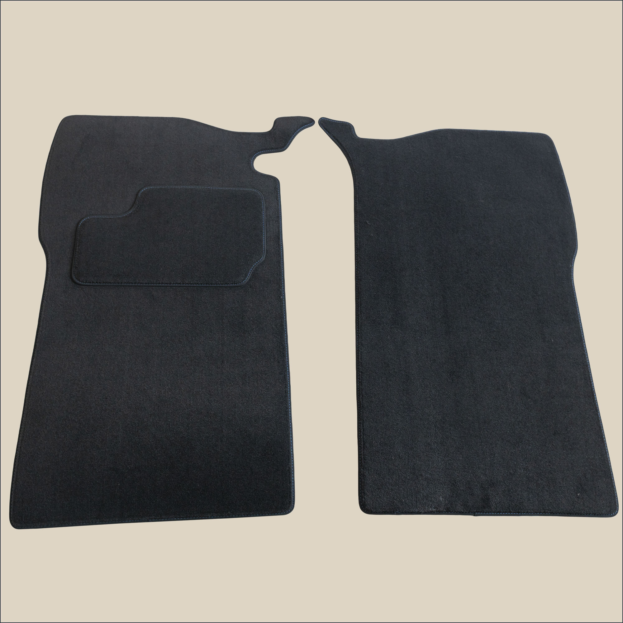 tapis avant surpiqure bleu peugeot 404