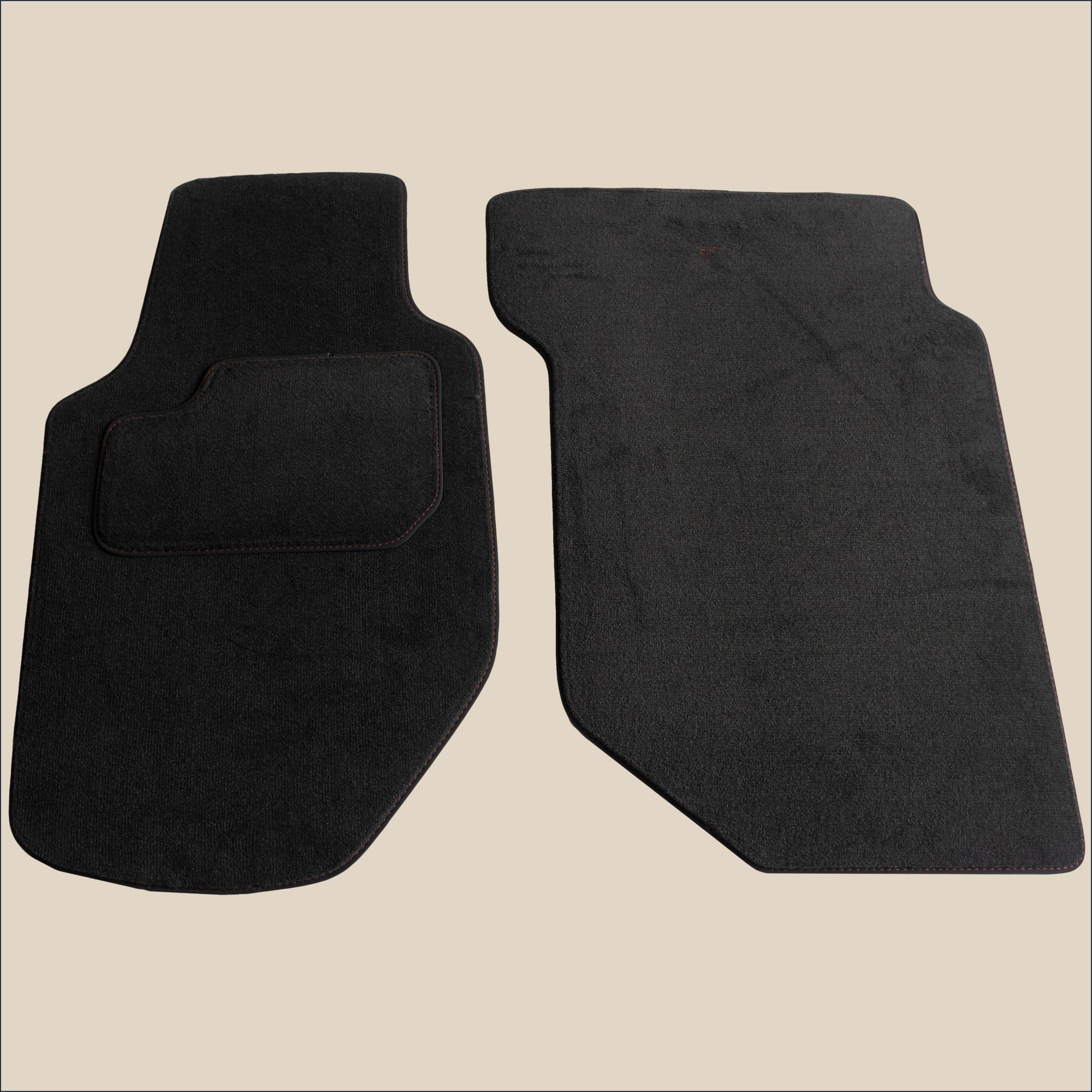 tapis surpiqure rouge avant volvo 740 break