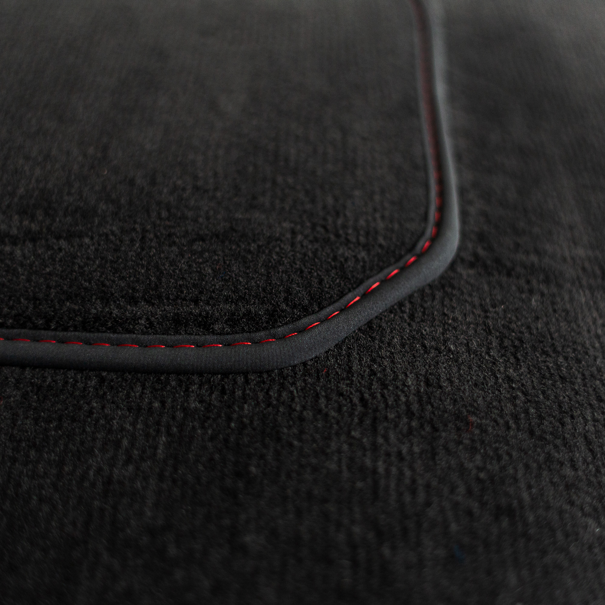 moquette surpiqure rouge pour voitures anciennes