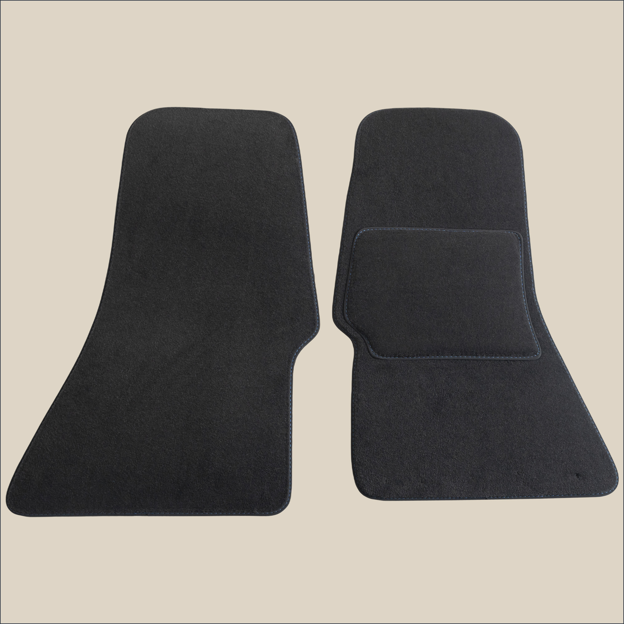 tapis avant surpiqure bleu panther kallista