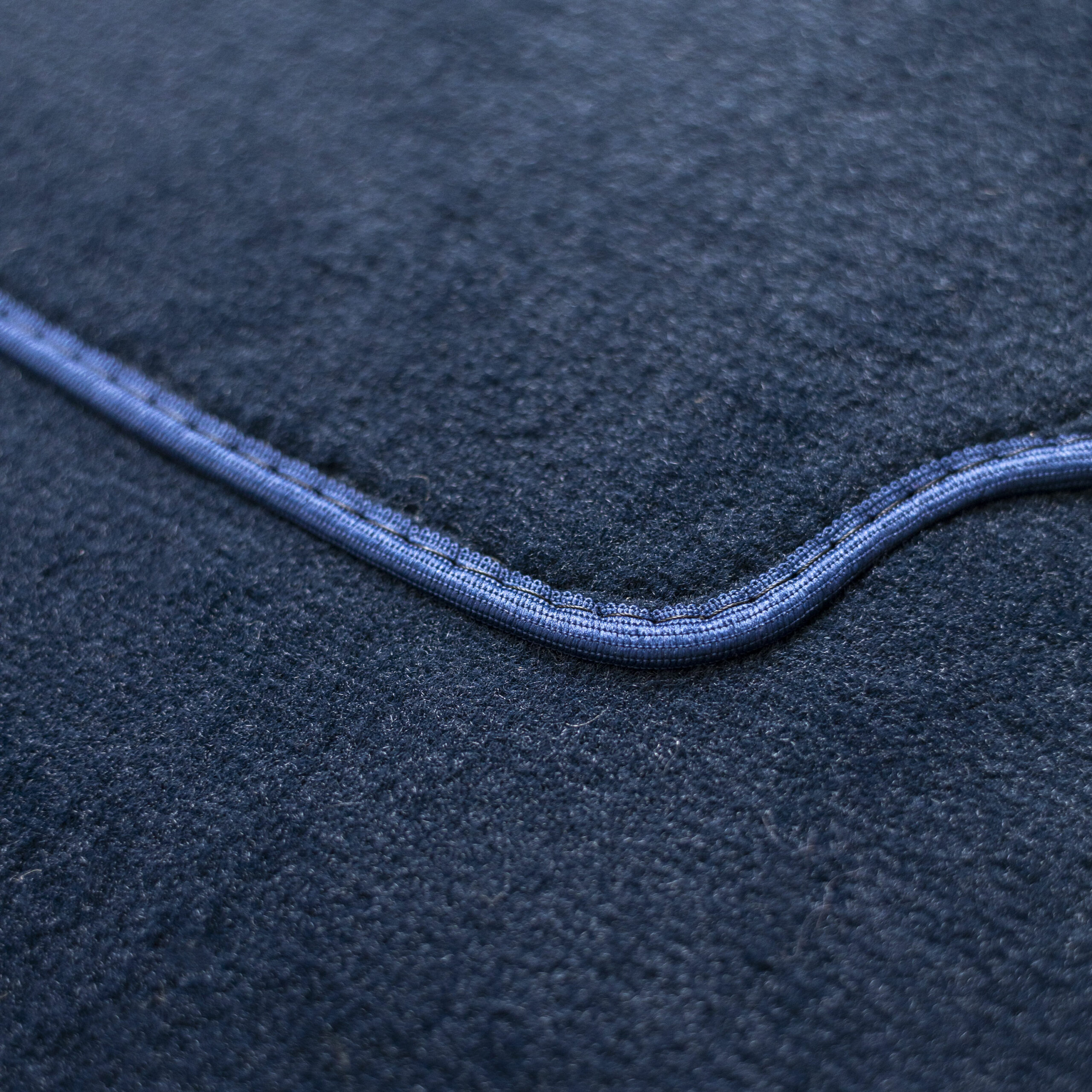 tapis bleu marine pour voitures anciennes