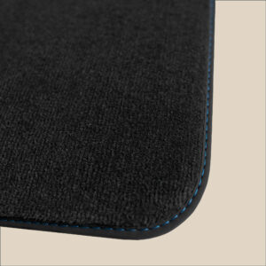 tapis gris anthracite de coffre surpiqure bleu